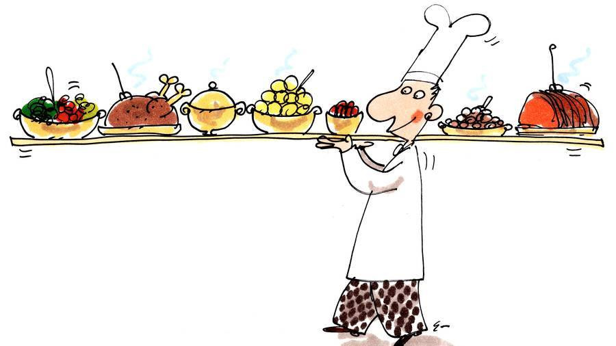 Kok med høj hvid kokkehue, der bærer en masse mad ind på en meget lang bakke.